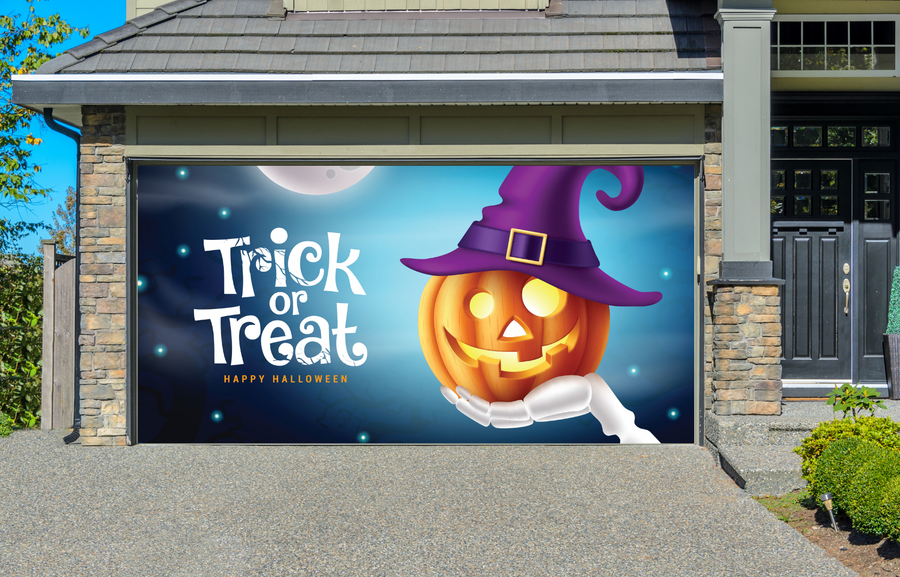 ¡Feliz Halloween! ¡Dulce o truco! Decora la puerta de tu garaje con una calabaza linterna brillante con sombrero de bruja bajo la luz de la luna.