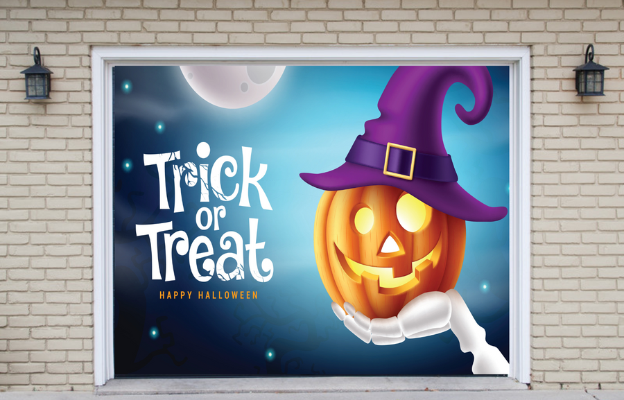 ¡Feliz Halloween! ¡Dulce o truco! Decora la puerta de tu garaje con una calabaza linterna brillante con sombrero de bruja bajo la luz de la luna.