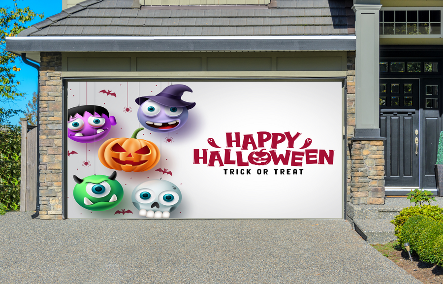 Feliz Halloween: Truco o trato en un espacio blanco con una aterradora calavera de calabaza colgante y personajes de bruja de terror en la puerta del garaje.