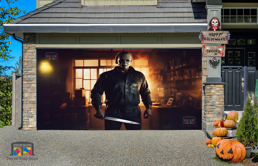 Vinilo decorativo para puerta de garaje con Michael Myers sosteniendo un cuchillo en una escena siniestra - Decora tu puerta