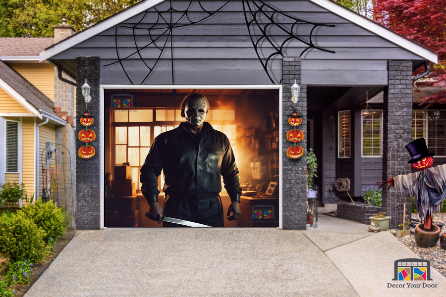 Vinilo decorativo para puerta de garaje con Michael Myers sosteniendo un cuchillo en una escena siniestra - Decora tu puerta