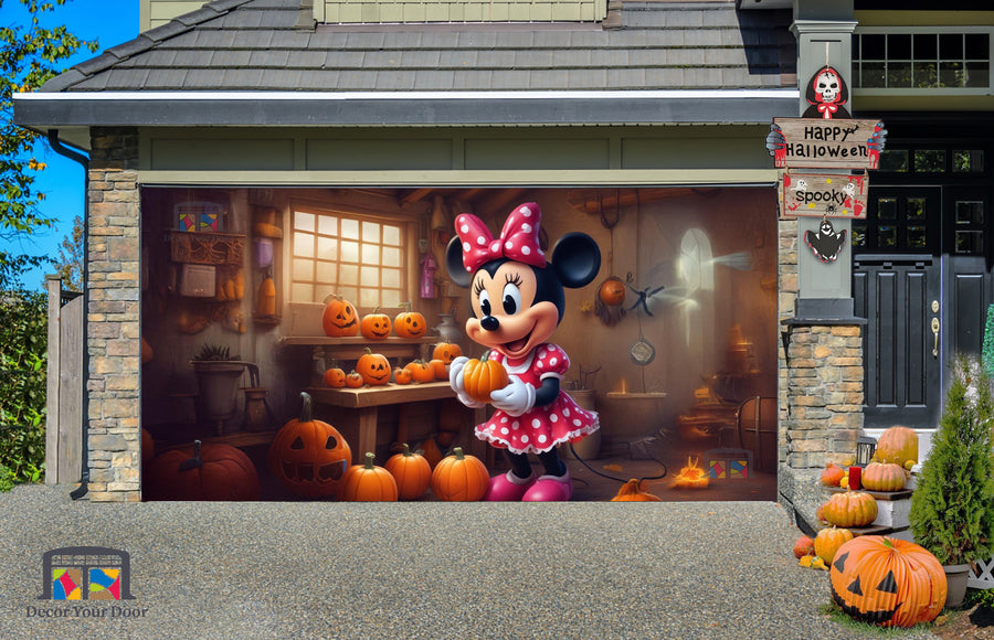 Minnie Mouse sosteniendo una calabaza en el garaje. Vinilo decorativo para puerta de garaje con ambiente de Halloween.