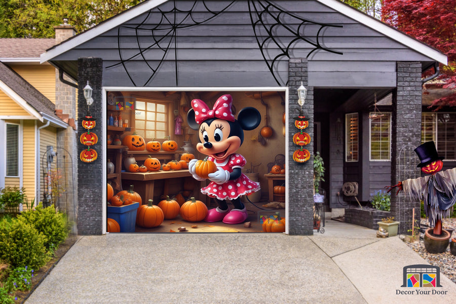 Minnie Mouse sosteniendo una calabaza en el garaje. Vinilo decorativo para puerta de garaje con ambiente de Halloween.