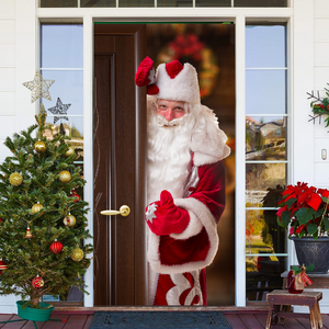 Papá Noel parado detrás de la puerta Cubierta de la puerta delantera