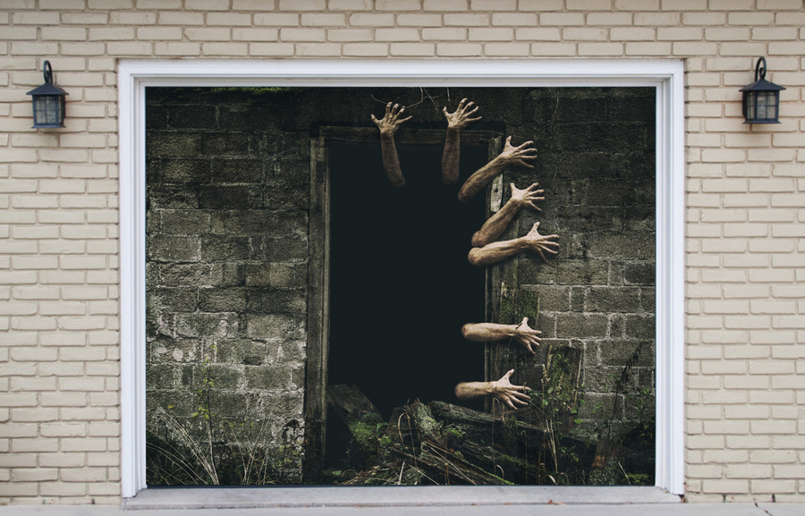 Decoración para puerta de garaje con aterradoras manos de zombi saliendo de la puerta.