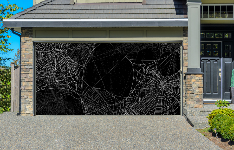 Silueta de telaraña sobre pared negra, decoración para puerta de garaje