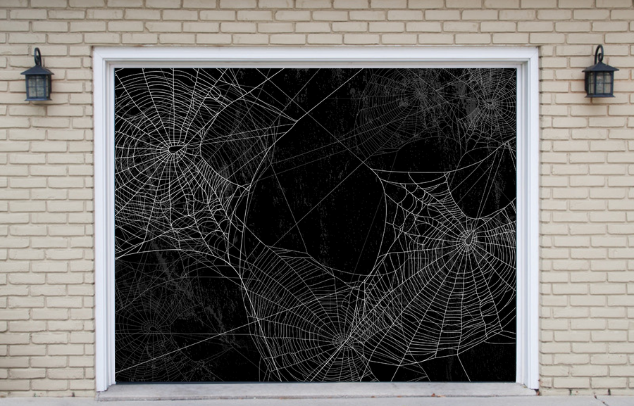 Silueta de telaraña sobre pared negra, decoración para puerta de garaje