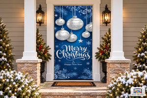 Feliz Navidad y Feliz Año Nuevo con la cubierta de la puerta delantera de bolas plateadas realistas