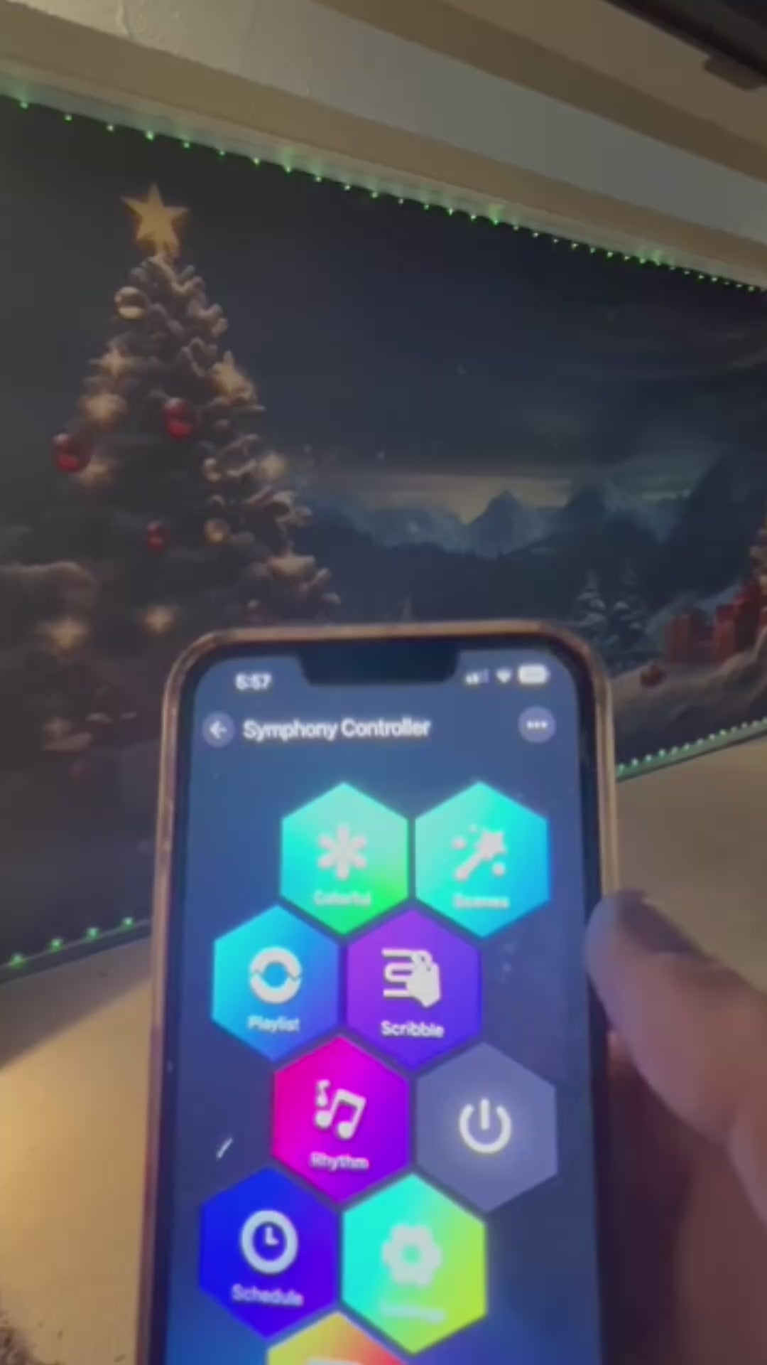 Decoración navideña y de Año Nuevo para la celebración de las fiestas familiares tradicionales de invierno: revestimiento mural para la puerta del garaje