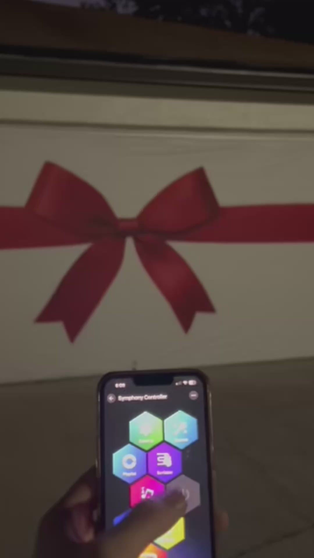 Cinta roja con lazo aislada sobre fondo blanco, decoración mural para puerta de garaje.