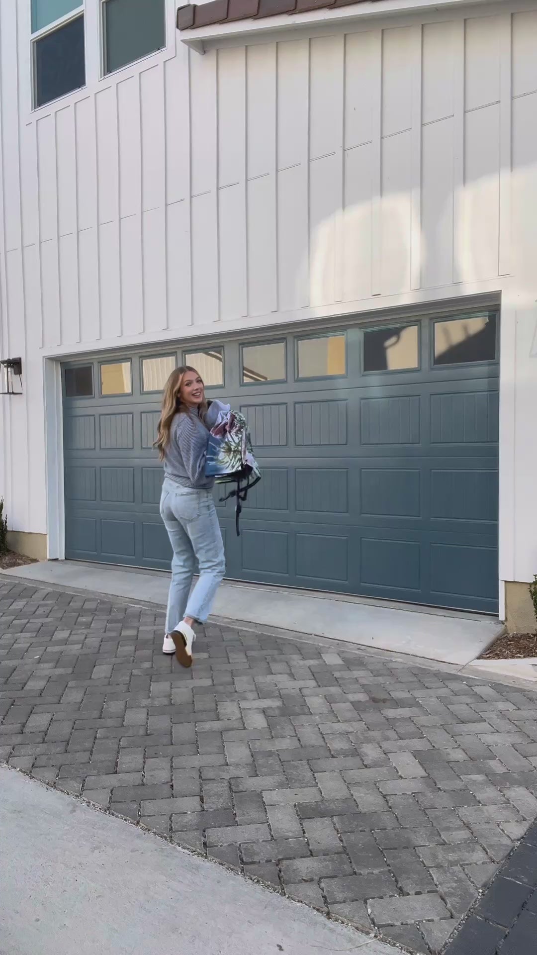 Fondo de pancarta para puerta de garaje con adorno rojo navideño