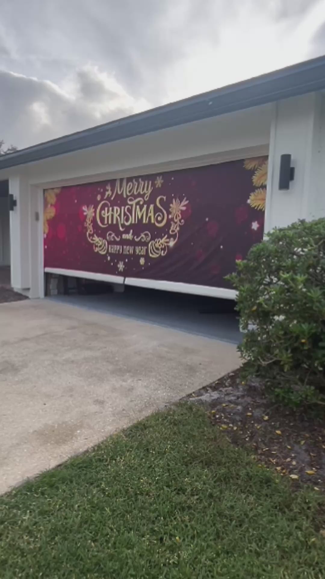 Mural de fondo con pancarta navideña dorada y feliz año nuevo para puerta de garaje