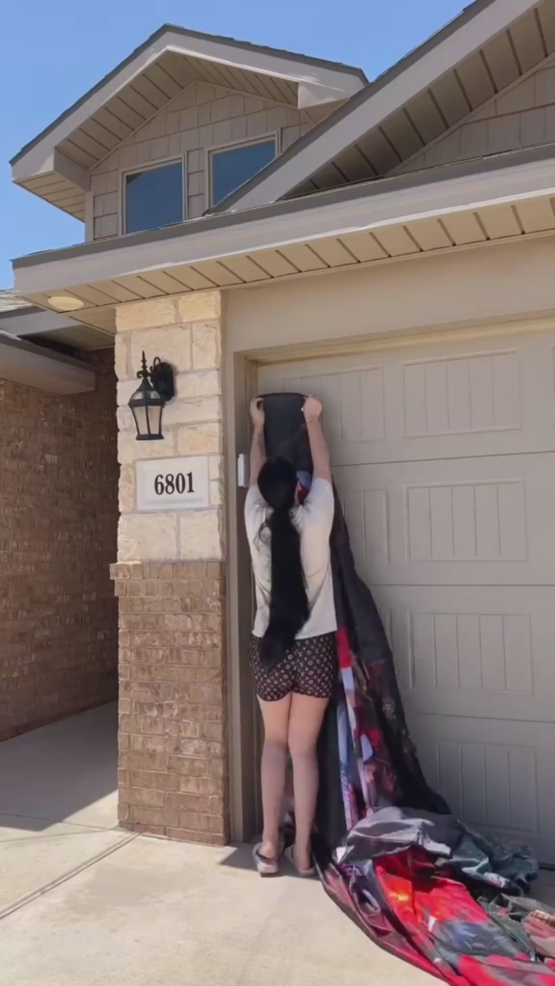 Fondo navideño con Papá Noel repartiendo regalos para la puerta del garaje