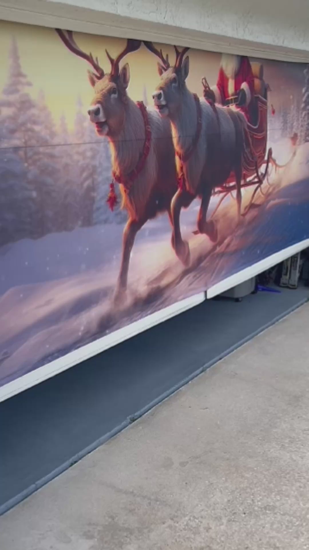 Decoración navideña: Papá Noel pasea en un trineo de renos para la puerta del garaje