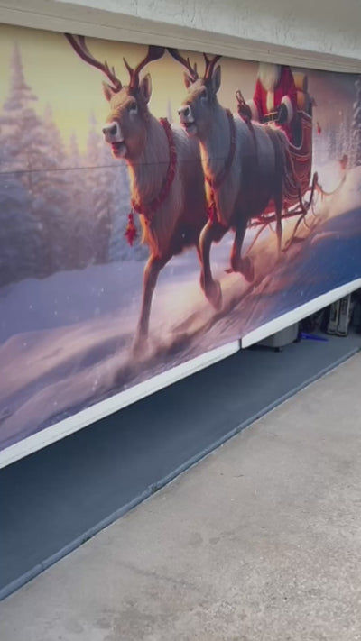 Decoración navideña: Papá Noel pasea en un trineo de renos para la puerta del garaje