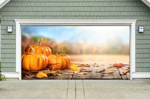 Fondo de mesa de madera con calabazas y hojas de Acción de Gracias, puerta de garaje, cubierta de pancarta