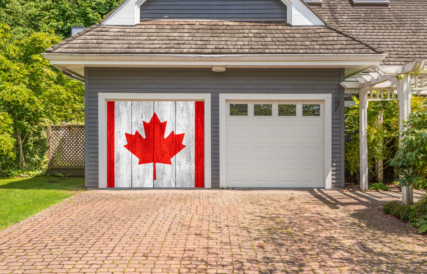 דגל קנדה על רקע עץ כיסוי דלת מוסך