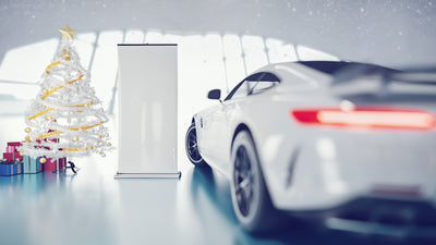מכונית חג המולד ואריזת מתנה בחדר התצוגה של מוסך רקע באנר כיסוי דלת מוסך
