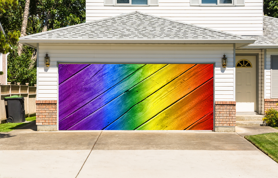 Puerta de garaje de madera colorida