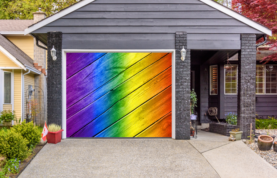 Puerta de garaje de madera colorida