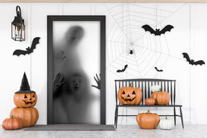 Mural para puerta principal con la inquietante sombra de una niña con un hombre