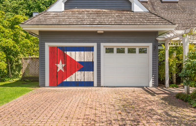 דגל קובה על רקע עץ כיסוי דלת מוסך