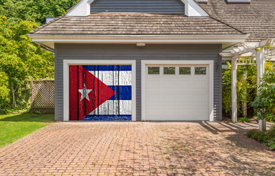 דגל קובה על דלת עץ מכסה דלת מוסך