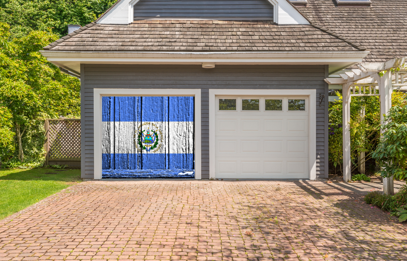 דגל אל סלבדור על דלת עץ מכסה דלת מוסך