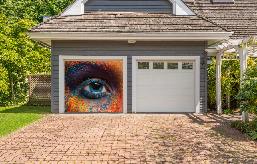Ojo de modelo con colorido arte en la cubierta de la puerta del garaje