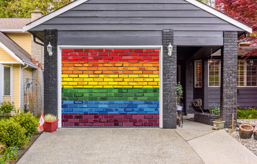 Bandera del Orgullo Gay en una cubierta de puerta de garaje de pared de ladrillo