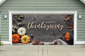 Feliz Día de Acción de Gracias con calabazas y hojas sobre una puerta de garaje de madera. Fondo con pancarta.