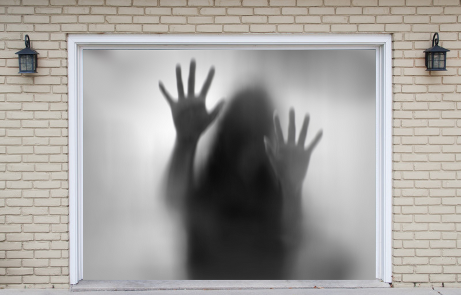 Mujer de terror tras el cristal mate en blanco y negro: fondo para la puerta del garaje.