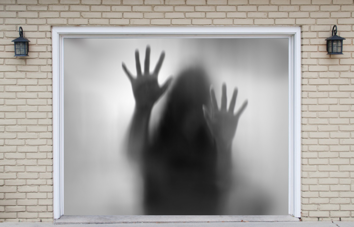 אימה אישה מאחורי זכוכית מט בשחור ולבן כיסוי דלת מוסך רקע באנר