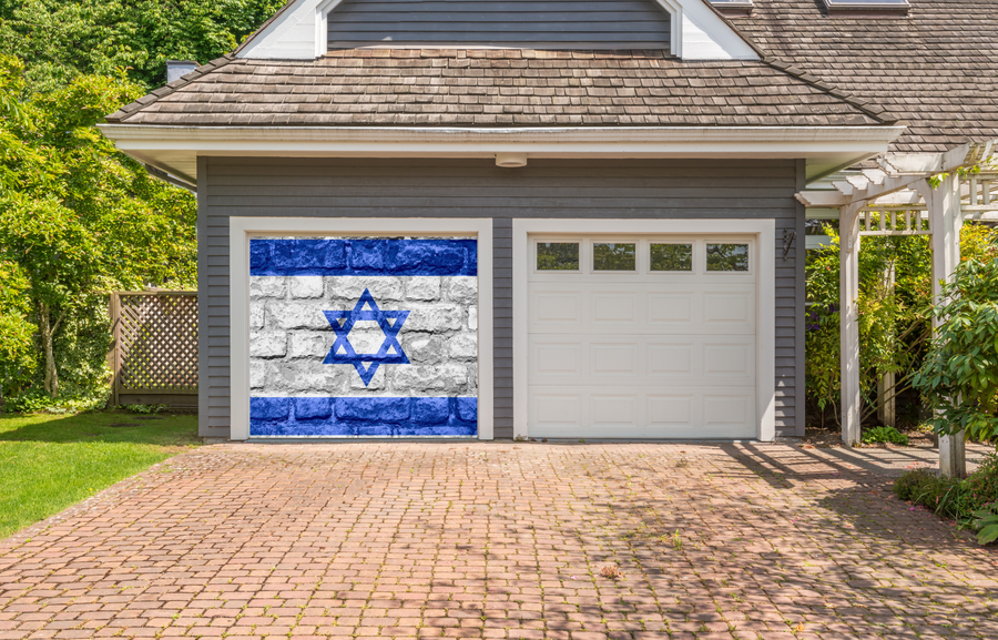 Bandera de Israel en la cubierta de la puerta del garaje de la pared de ladrillo