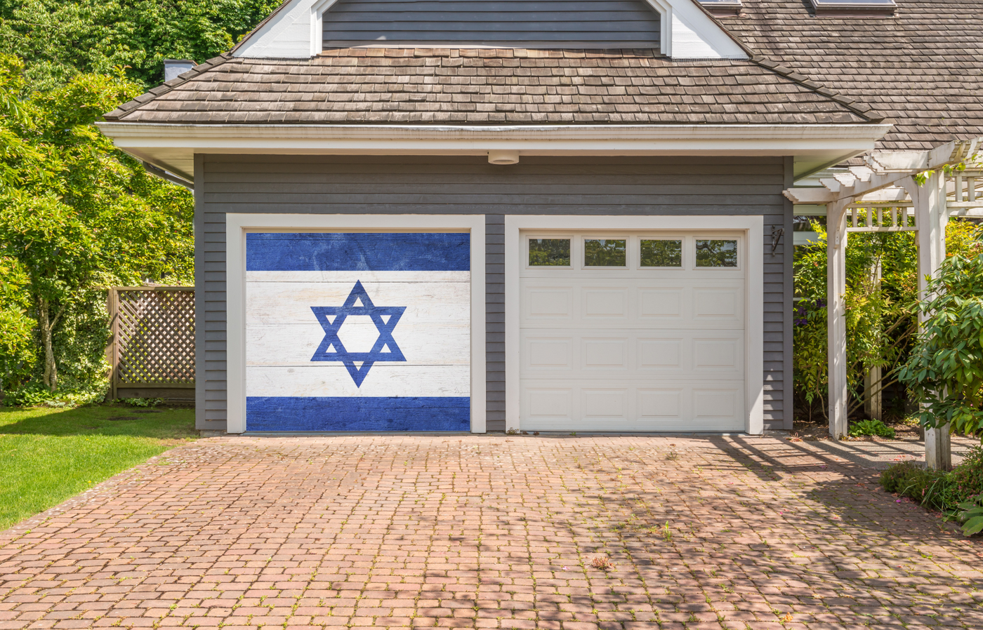דגל ישראל על כיסוי דלת מוסך מעץ