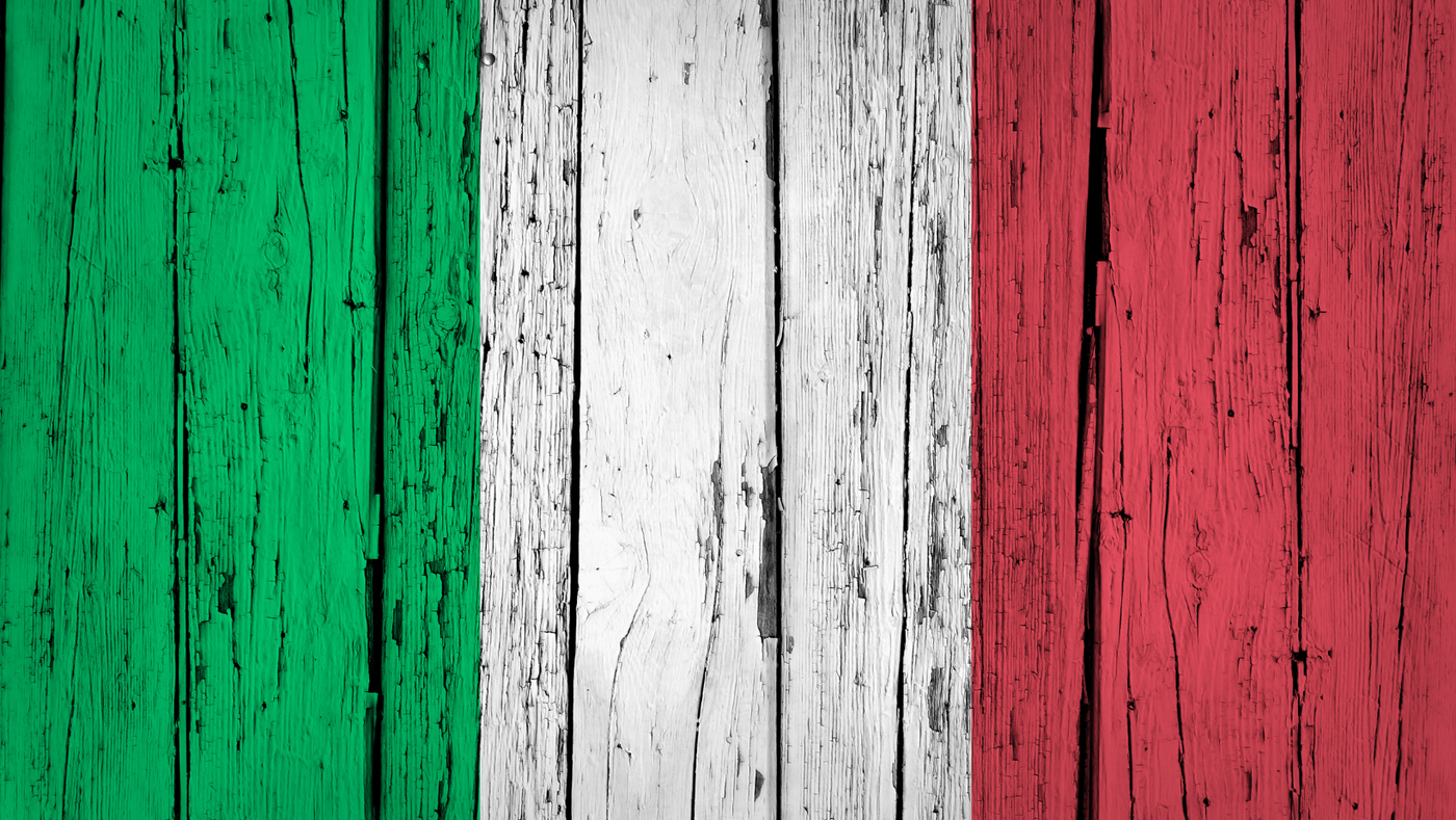 דגל איטליה על כיסוי דלת מוסך מעץ