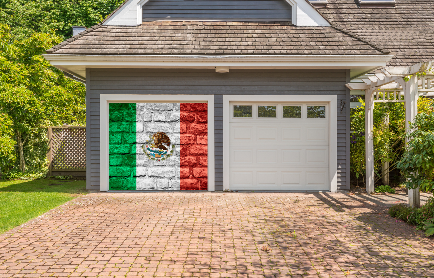 דגל מקסיקו על קיר לבנים כיסוי דלת מוסך
