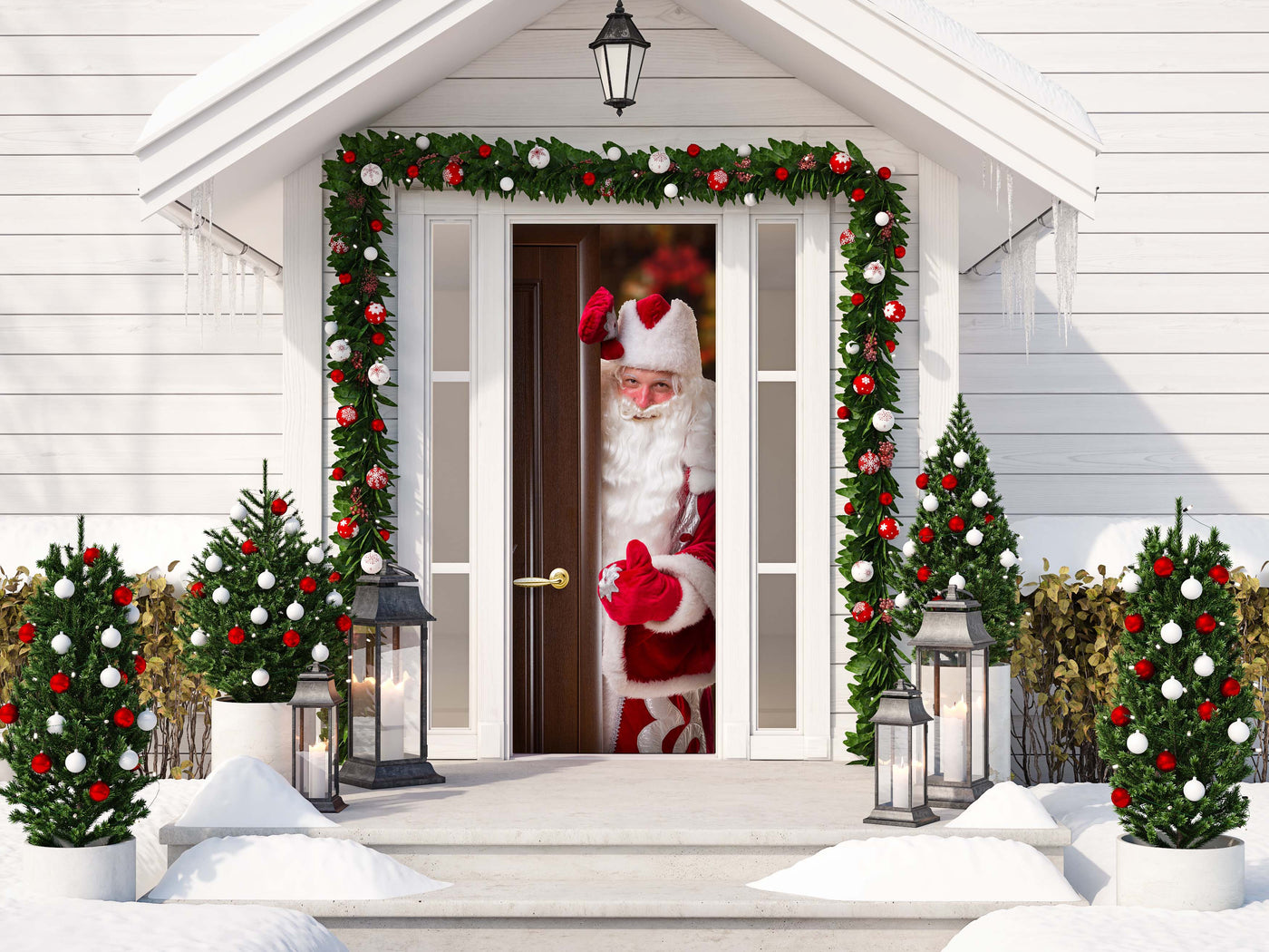 סנטה קלאוס עומד מאחורי הדלת מכסה דלת קדמית