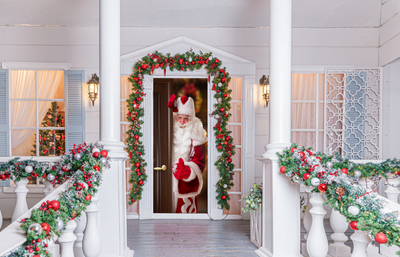 סנטה קלאוס עומד מאחורי הדלת מכסה דלת קדמית