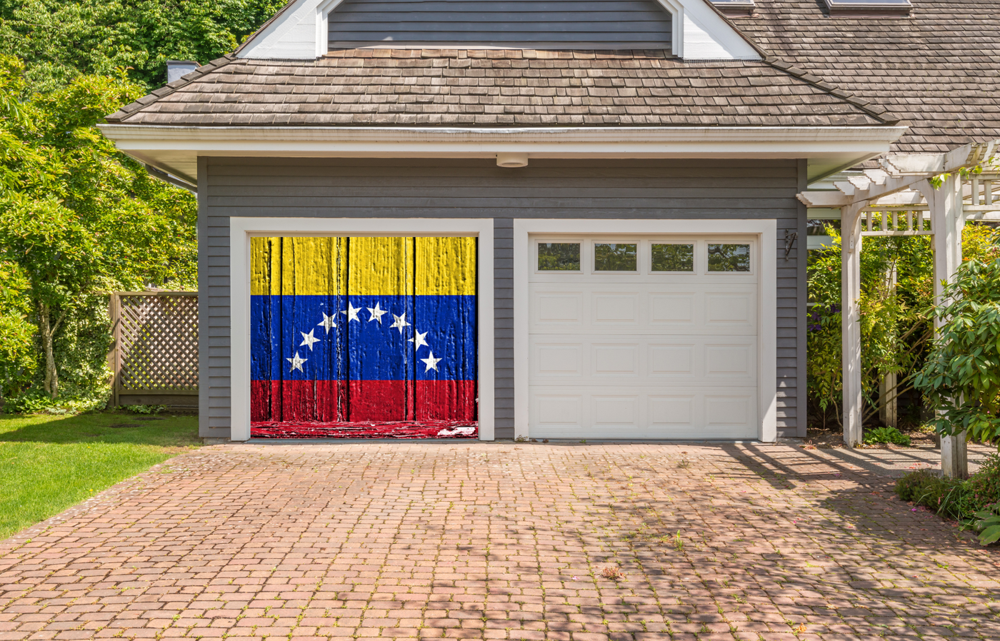 דגל ונצואלה על דלת עץ מכסה דלת מוסך